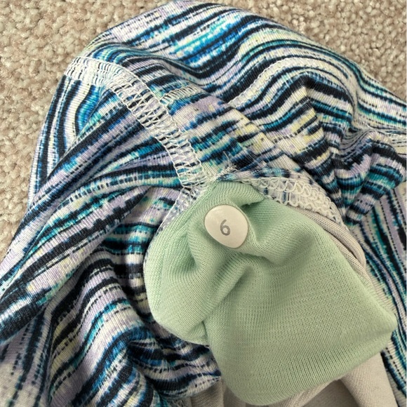 Lululemon Wunder Under Crop (Hi Rise). Size 6. Excellent condition. - Picture 7 of 7
